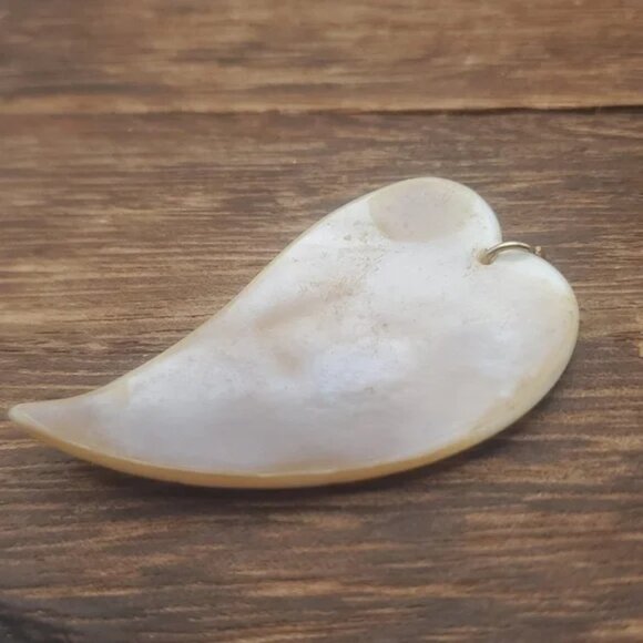 Mother of Pearl Lake Float Carved Leaf Pendant‎ - Picture 3 of 3